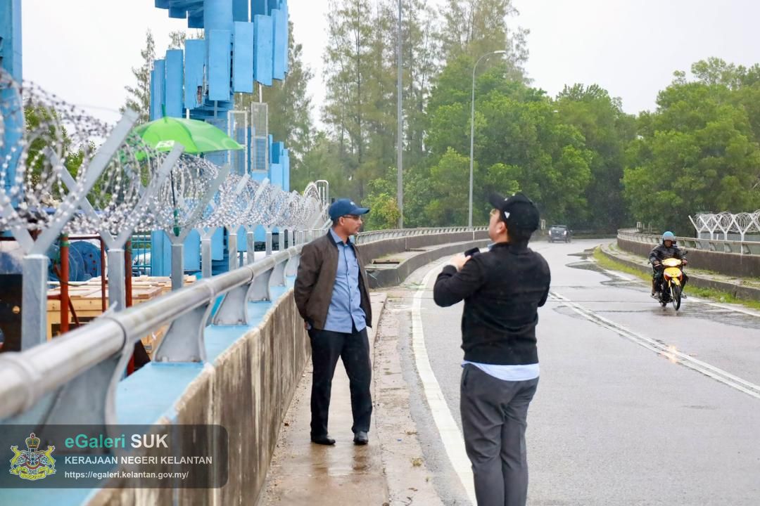 tinjauan-tuan-ketua-jajahan-diiringi-ppse-ke-tidal-gate-kulim-yang-berfungsi-sebagai-pintu-pelepasan-air-darat-ke-laut-6.jpg