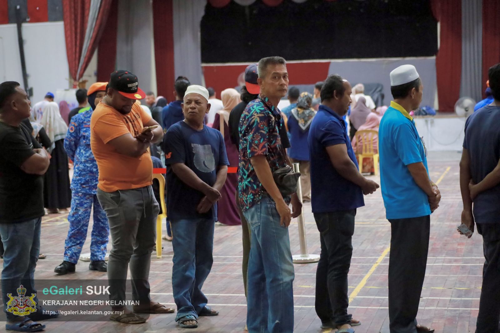 program-agihan-bantuan-wang-ihsan-bwi-kepada-kir-yang-berpindah-ke-pps-disebabkan-bencana-banjir-timur-lautmtl-bagi-jajahan-pasir-putehmachang-dan-bachok-15.JPG