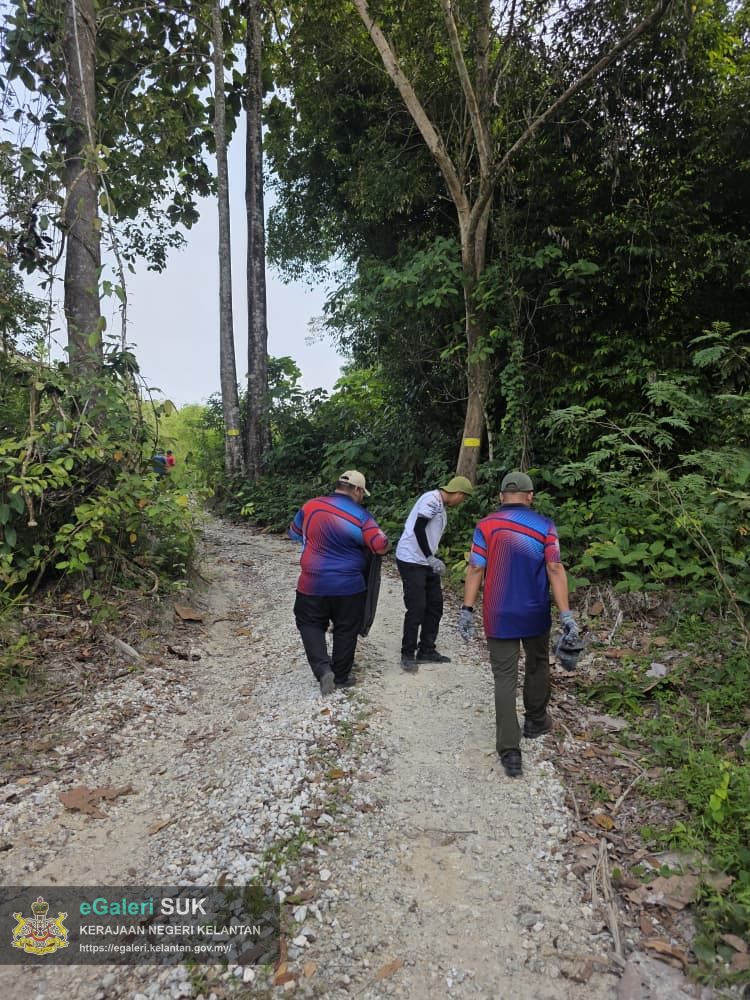 program-gotong-royong-oleh-bahagian-pembangunan-pejabat-tanah-jajahan-gua-musang-di-taman-rekreasi-hutan-dalam-bandar-bukit-chupak,-gua-musang-3.jpg