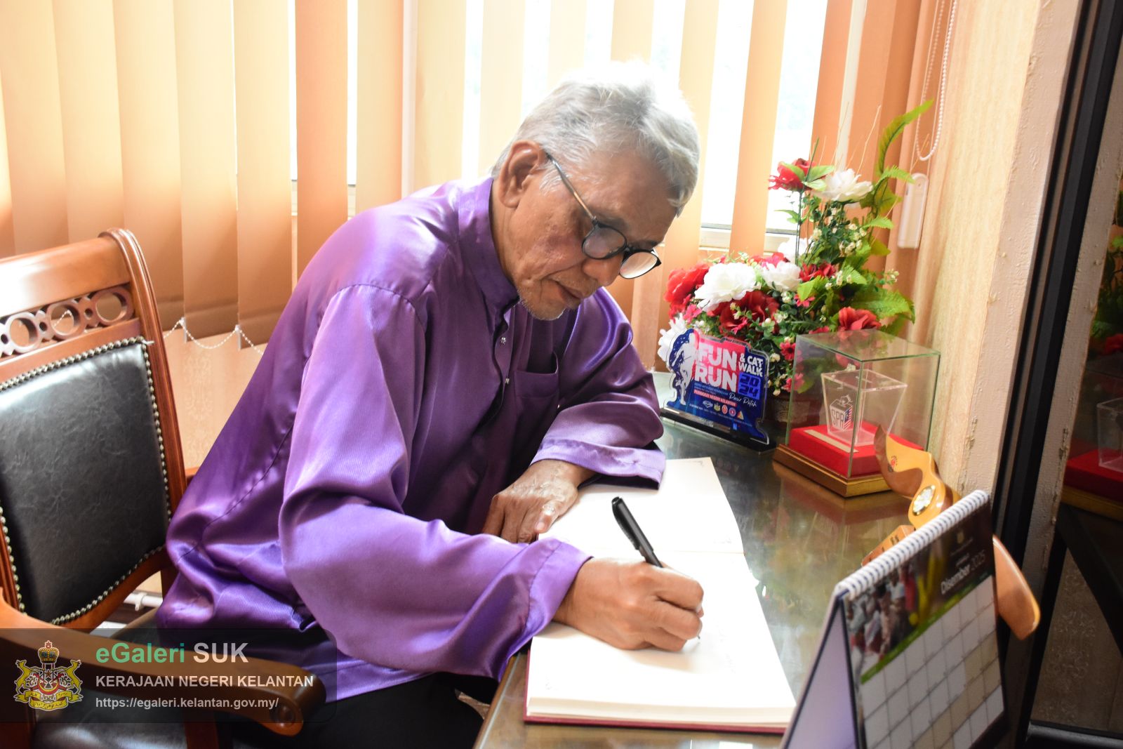 kunjungan-hormat-ke-pejabat-ketua-jajahan-pasir-puteh-oleh-setiausaha-politik-kepada-yb-dato-seri-menteri-ekonomi-4.JPG