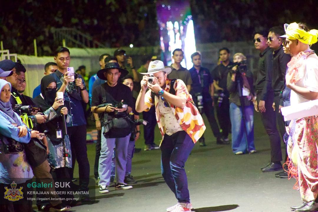 majlis-perarakan-kereta-berhias-pejabat-tanah-dan-jajahan-pasir-puteh-sempena-ulang-tahun-hari-keputeraan-kebawah-duli-yang-maha-mulia-sultan-muhammad-v-yang-ke-56-tahun-2025-16.jpg