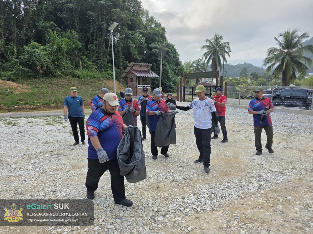 program-gotong-royong-oleh-bahagian-pembangunan-pejabat-tanah-jajahan-gua-musang-di-taman-rekreasi-hutan-dalam-bandar-bukit-chupak,-gua-musang-11.jpg