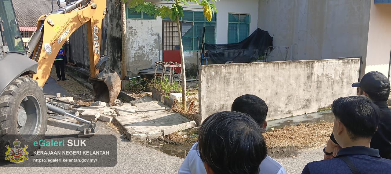 operasi-meroboh-binaan-tanpa-izin-2.jpg