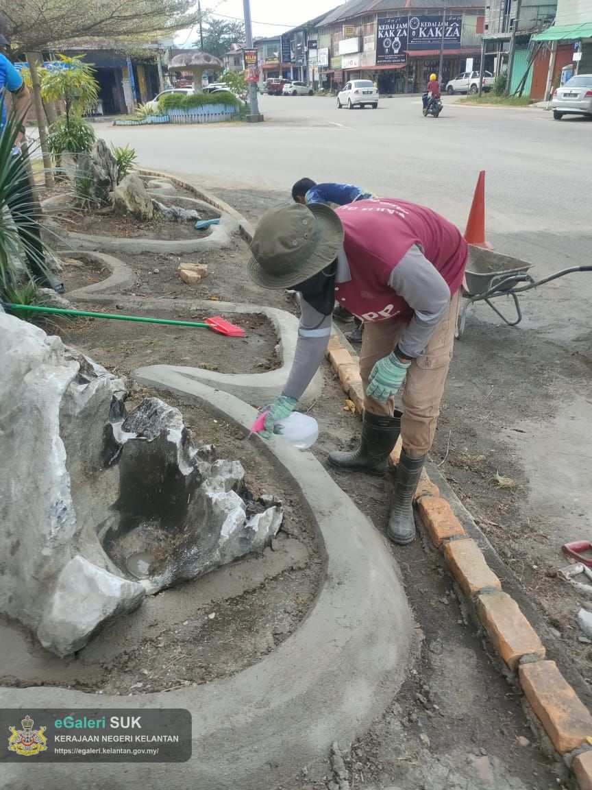 kerja-menaiktaraf-landskap-di-tepi-bangunan-ipc-pasir-puteh-1.jpg
