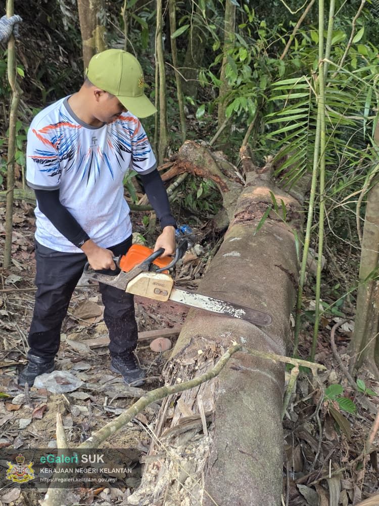 program-gotong-royong-oleh-bahagian-pembangunan-pejabat-tanah-jajahan-gua-musang-di-taman-rekreasi-hutan-dalam-bandar-bukit-chupak,-gua-musang-15.jpg