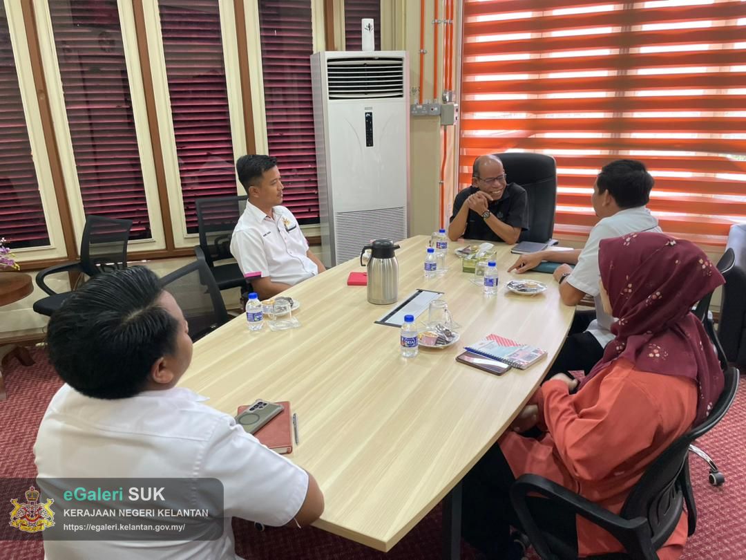 sesi-kunjung-hormat-pegawai-pembangunan-zon-gua-musang-dan-lojing,-unit-penyelarasan-pelaksanaan-(icu)-jabatan-perdana-menteri,-negeri-kelantan-ke-atas-yabrs-ketua-jajahan-gua-musang-4.jpg