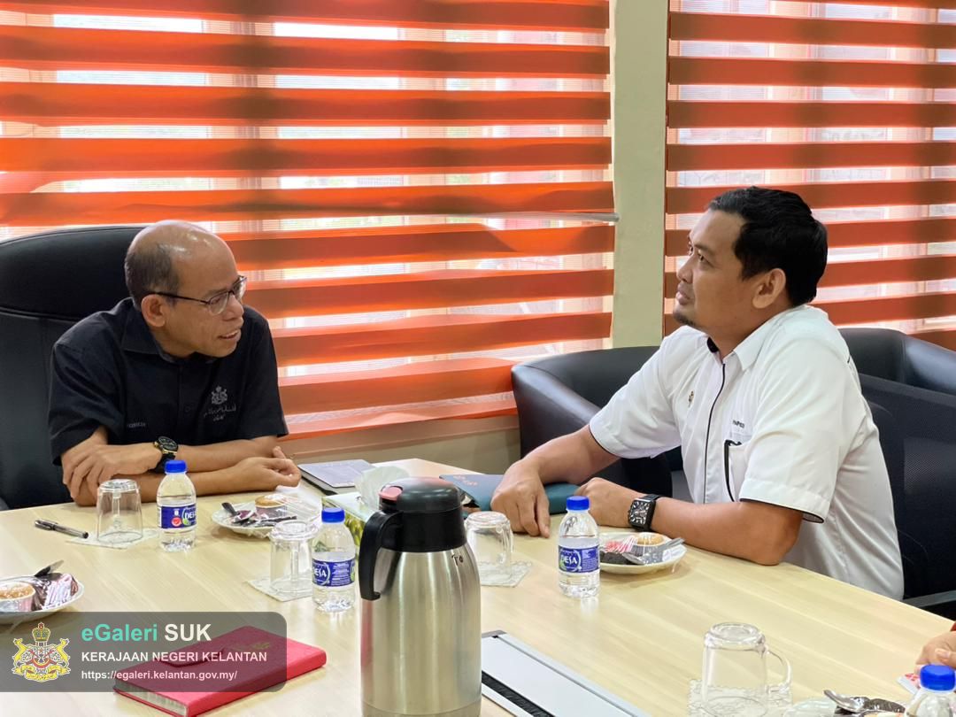 sesi-kunjung-hormat-pegawai-pembangunan-zon-gua-musang-dan-lojing,-unit-penyelarasan-pelaksanaan-(icu)-jabatan-perdana-menteri,-negeri-kelantan-ke-atas-yabrs-ketua-jajahan-gua-musang-7.jpg