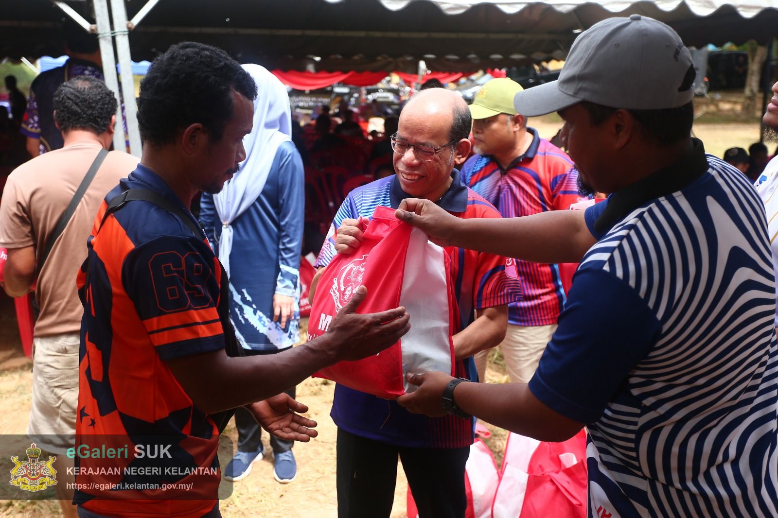 majlis-santuni-kasih-bersama-masyarakat-orang-asli-pos-tohoi-gua-musang-19.jpeg