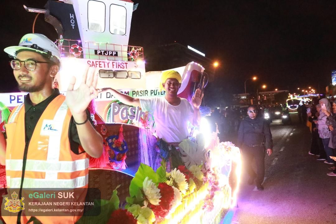 majlis-perarakan-kereta-berhias-pejabat-tanah-dan-jajahan-pasir-puteh-sempena-ulang-tahun-hari-keputeraan-kebawah-duli-yang-maha-mulia-sultan-muhammad-v-yang-ke-56-tahun-2025-31.jpg