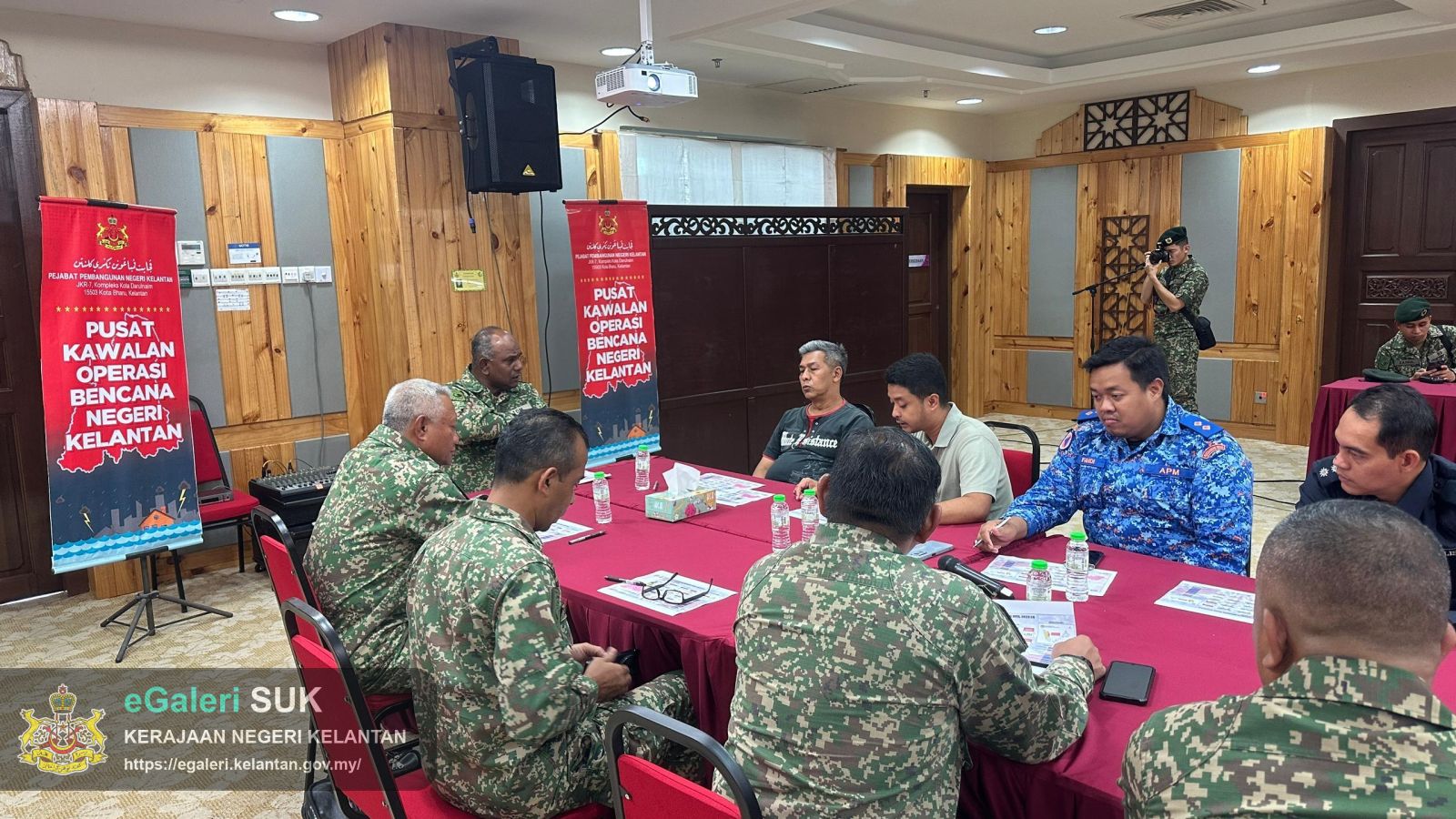 kunjungan-hormat-panglima-2-divisyen-ke-atas-pusat-kawalan-operasi-bencana-negeri-(pkob)-3.jpeg