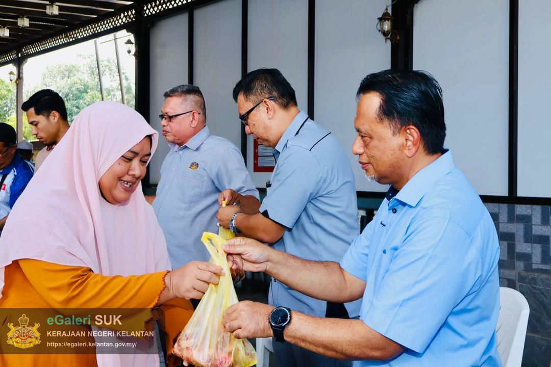 agihan-daging-lembu-kurniaan-kdymm-sultan-muhammad-v-bagi-jajahan-kota-bharu-12.jpg