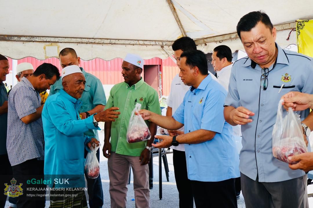agihan-daging-lembu-kurniaan-kdymm-sultan-muhammad-v-bagi-jajahan-kota-bharu-15.jpg