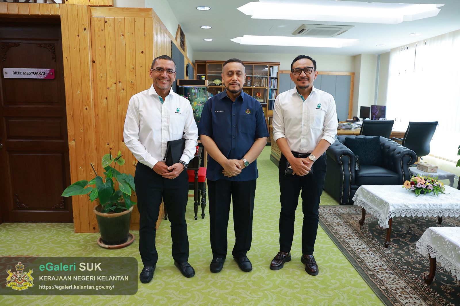 kunjungan-hormat-petronas-pantai-timur-ke-pejabat-suk-7.jpeg