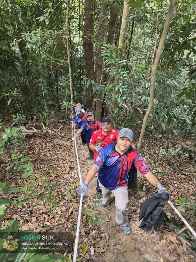 program-gotong-royong-oleh-bahagian-pembangunan-pejabat-tanah-jajahan-gua-musang-di-taman-rekreasi-hutan-dalam-bandar-bukit-chupak,-gua-musang-14.jpg