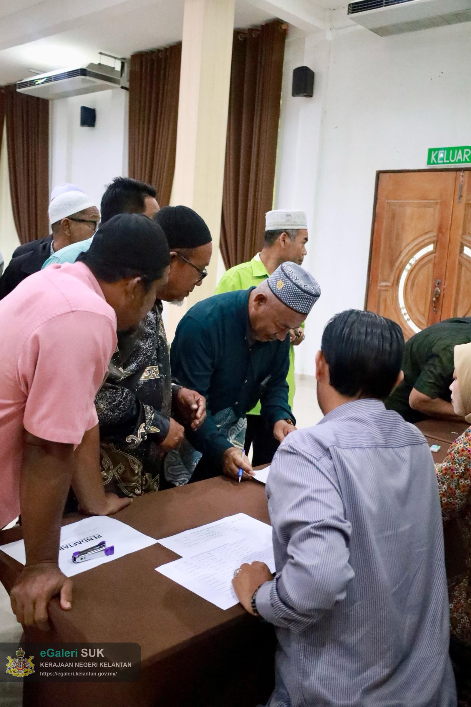 majlis-watikah-pelantikan-penghulu-jajahan-pasir-puteh-2025-yang-disampaikan-oleh-yabrs-en-mohd-roshdi-bin-ismail-tuan-ketua-jajahan-pasir-puteh-2.jpeg