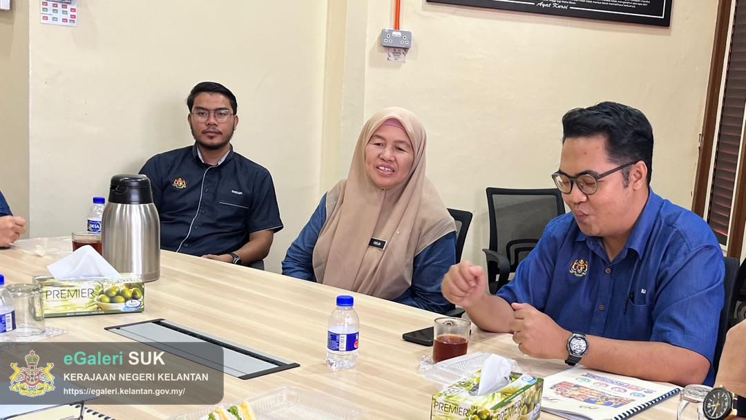 kunjungan-hormat-dari-ybrs-pengarah-jabatan-perpaduan-negara-dan-integrasi-nasional-negeri-kelantan-bersama-rombongan-dari-jabatan-perpaduan-negara-dan-integrasi-nasional-negeri-kelantan-ke-atas-yabrs-ketua-jajahan-gua-musang-5.jpg