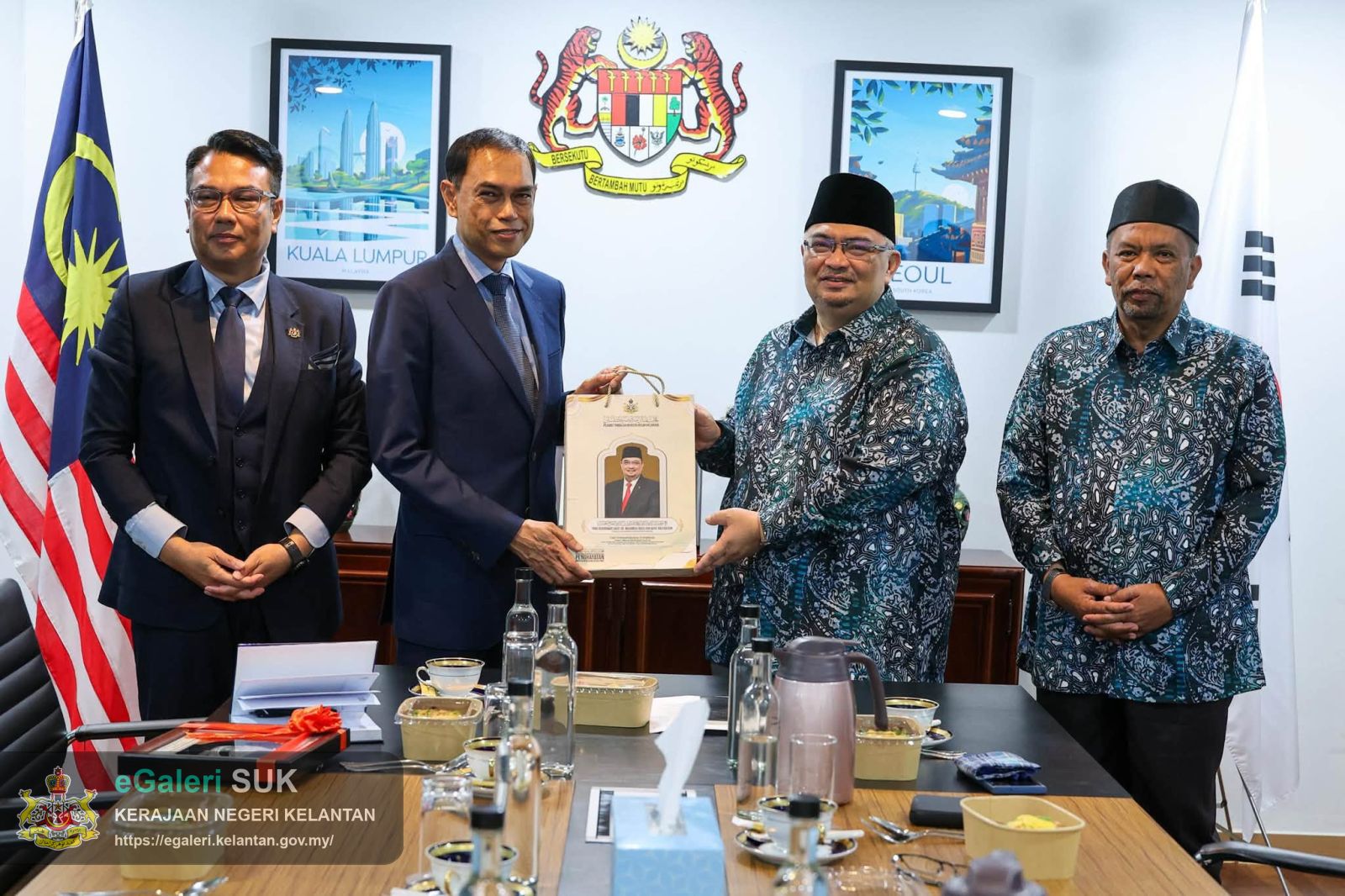 dato-timbalan-menteri-besar-kelantan-bersama-delegasi-kerajaan-negeri-kelantan-telah-mengadakan-kunjungan-hormat-ke-kedutaan-besar-malaysia-di-seoul-republik-korea-3.jpg