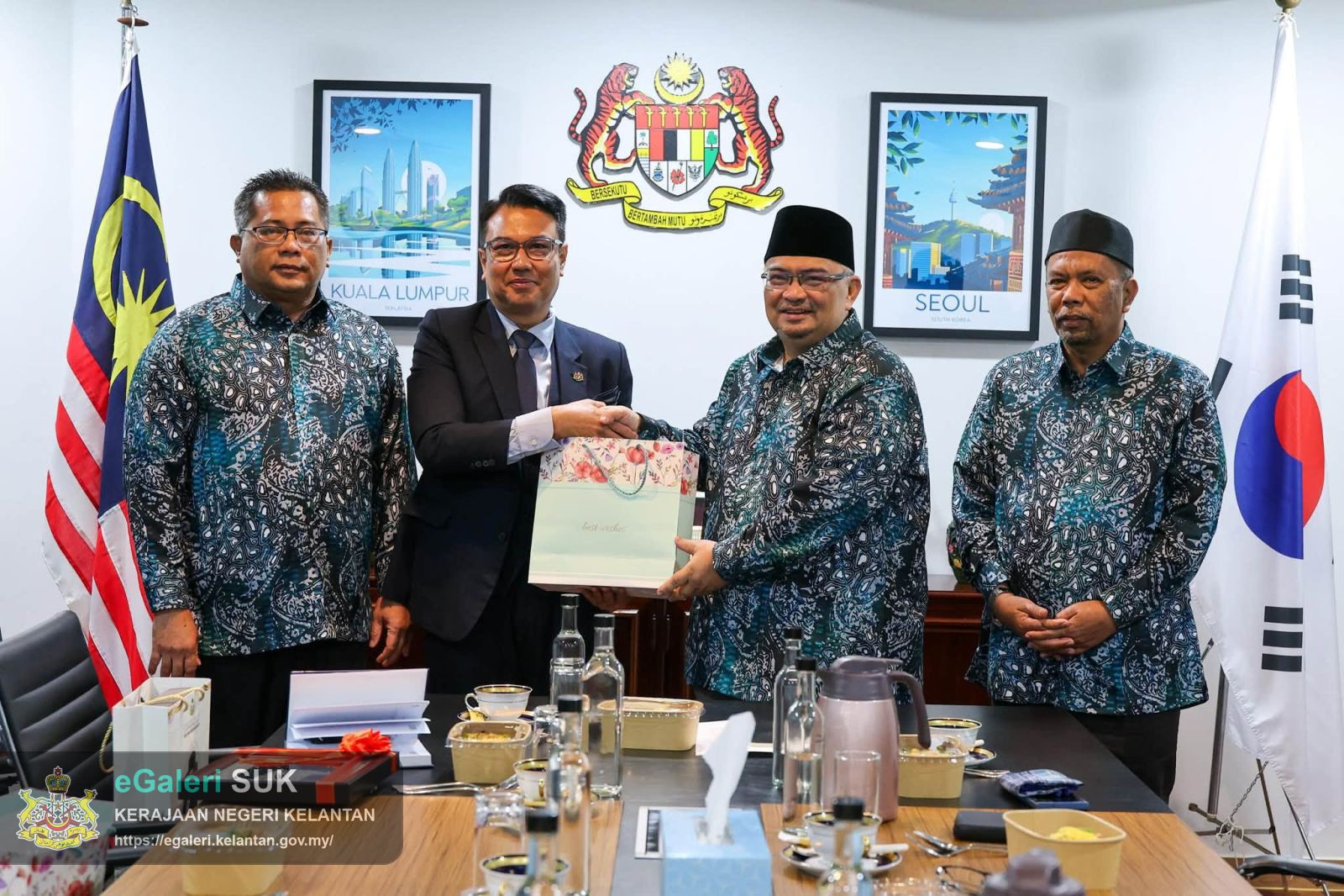 dato-timbalan-menteri-besar-kelantan-bersama-delegasi-kerajaan-negeri-kelantan-telah-mengadakan-kunjungan-hormat-ke-kedutaan-besar-malaysia-di-seoul-republik-korea-4.jpg