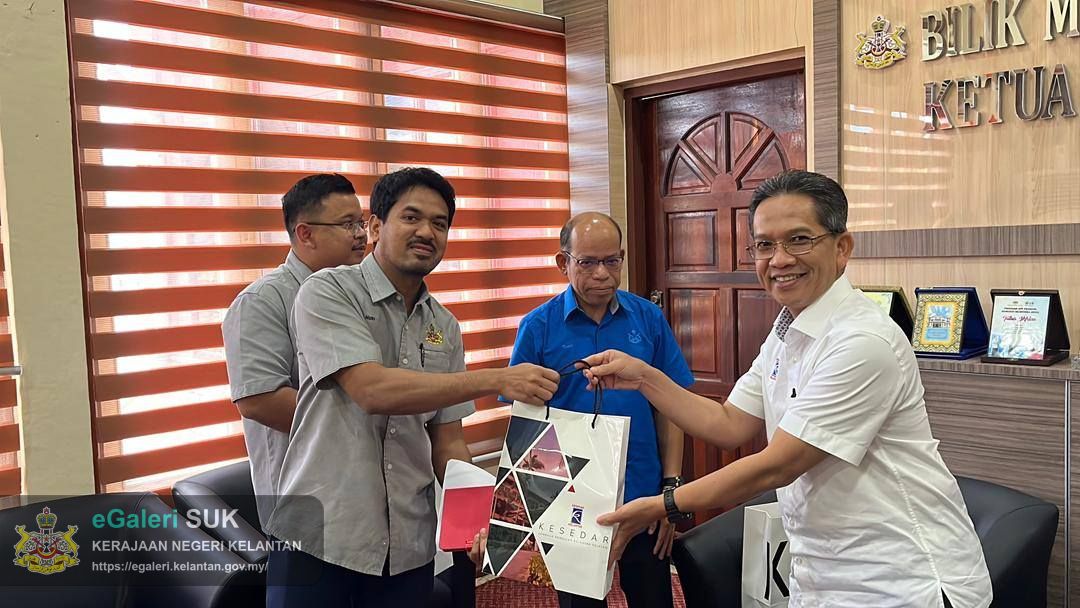 kunjungan-hormat-dari-ybrs-pengurus-besar-kesedar-ke-atas-yabrs-ketua-jajahan-gua-musang-8.jpg