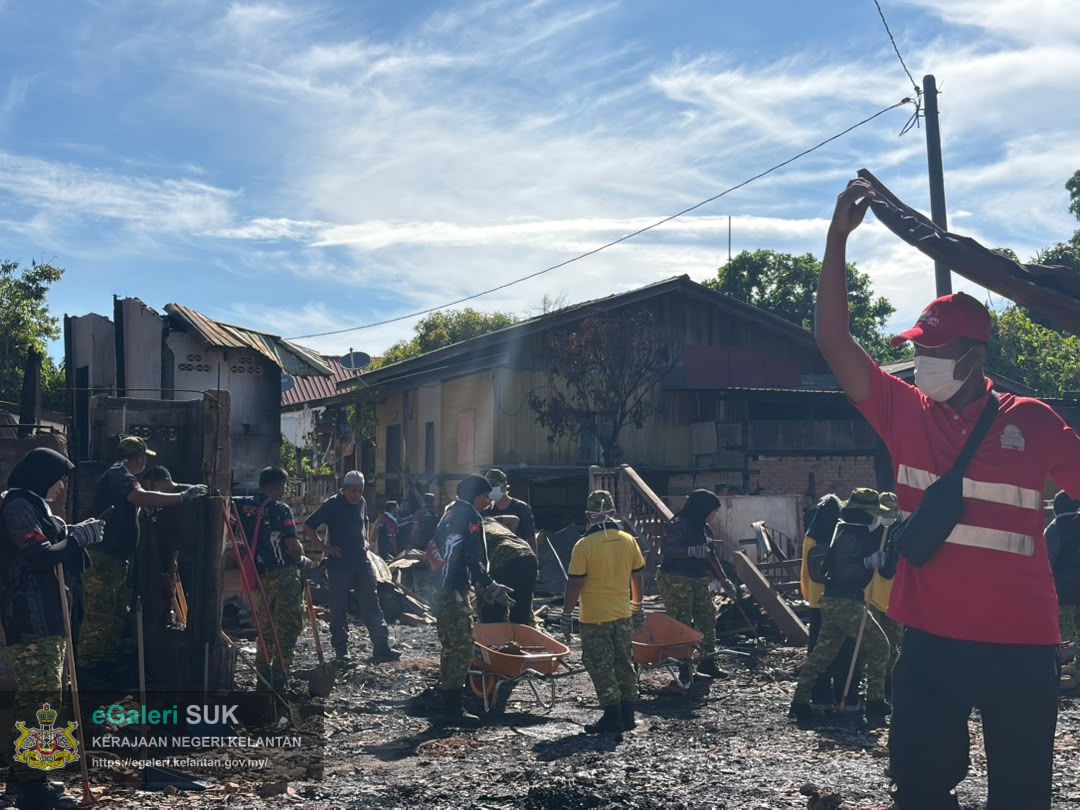 gotong-royong-pembersihan-sisa-bencana-kebakaran-di-kampung-gok-kapur-kota-bharu-kelantan-32.jpeg