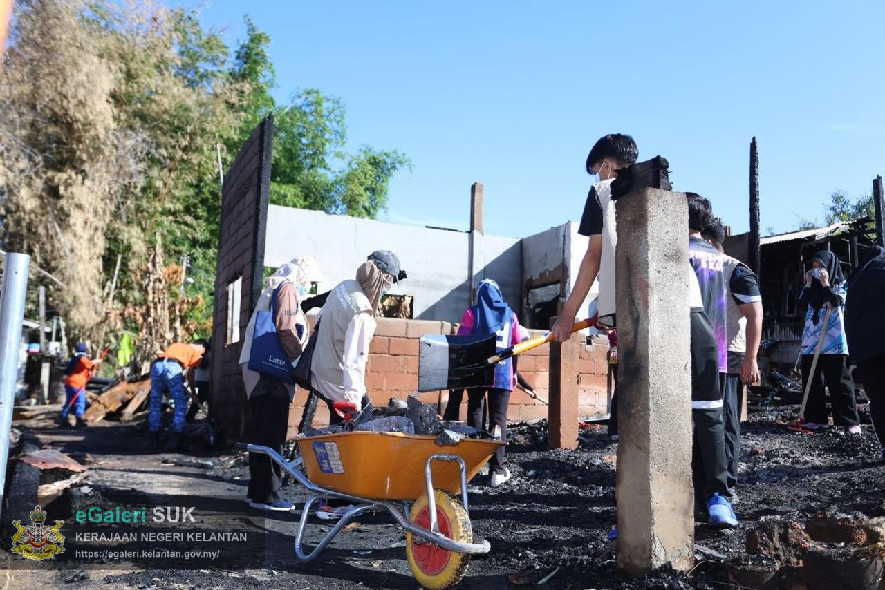 gotong-royong-pembersihan-sisa-bencana-kebakaran-di-kampung-gok-kapur-kota-bharu-kelantan-34.jpeg