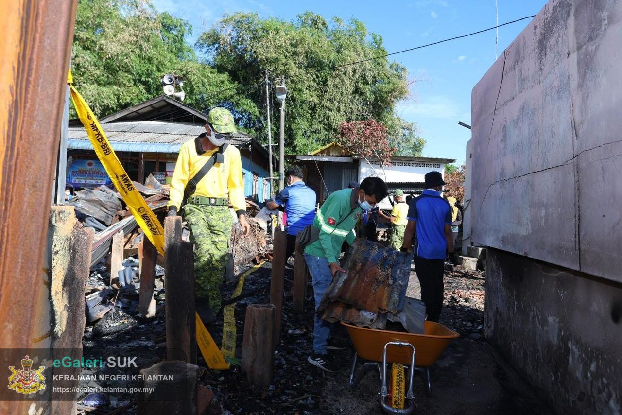 gotong-royong-pembersihan-sisa-bencana-kebakaran-di-kampung-gok-kapur-kota-bharu-kelantan-38.jpeg