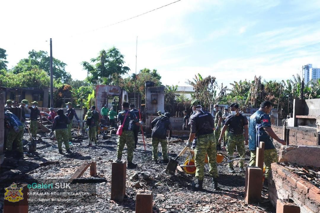 gotong-royong-pembersihan-sisa-bencana-kebakaran-di-kampung-gok-kapur-kota-bharu-kelantan-42.jpeg