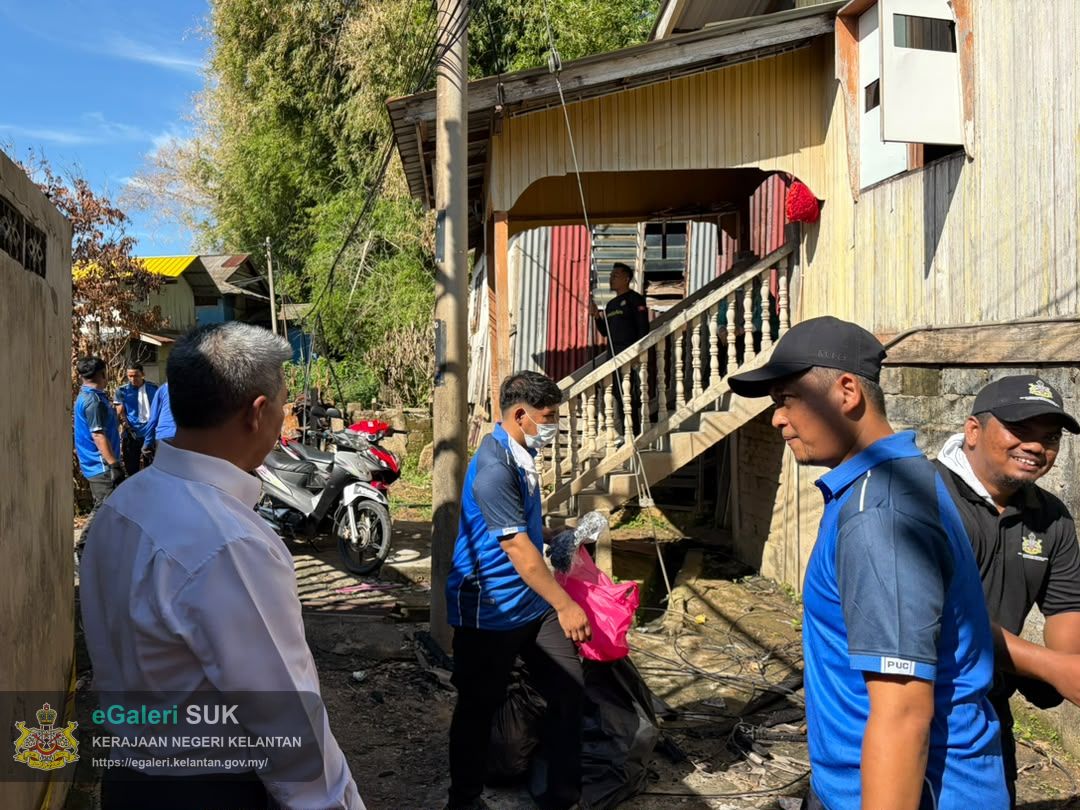 gotong-royong-pembersihan-sisa-bencana-kebakaran-di-kampung-gok-kapur-kota-bharu-kelantan-8.jpeg