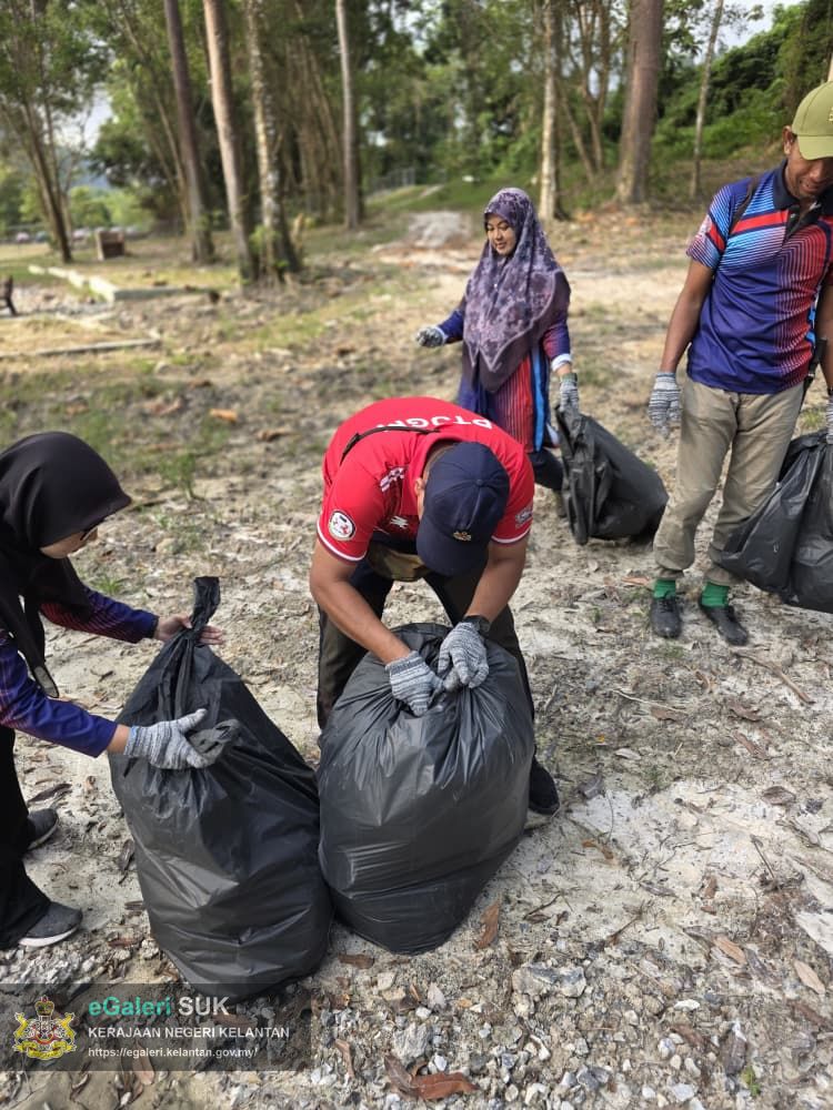 program-gotong-royong-oleh-bahagian-pembangunan-pejabat-tanah-jajahan-gua-musang-di-taman-rekreasi-hutan-dalam-bandar-bukit-chupak,-gua-musang-12.jpg