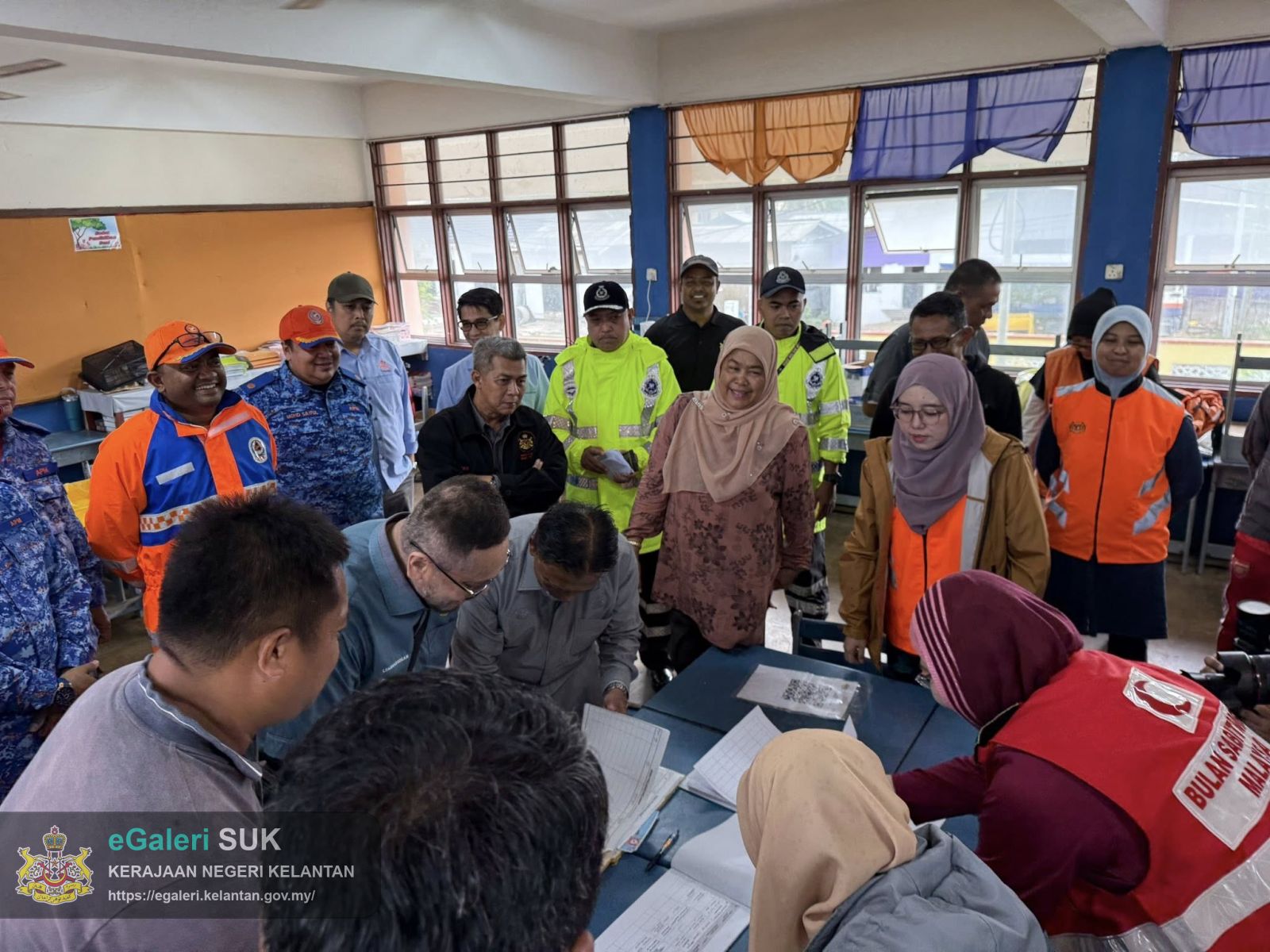lawatan-ybm-tengku-kaya-perkasa,-dato'-suk-kelantan-ke-pusat-pemindahan-sabak-7.jpg