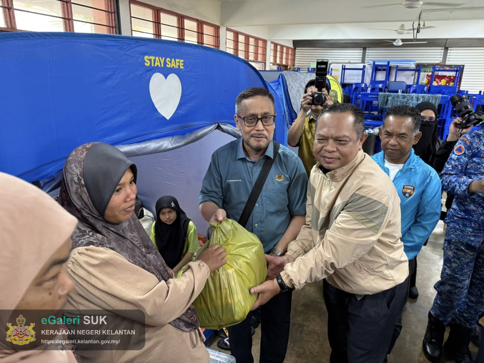lawatan-ybm-tengku-kaya-perkasa,-dato'-suk-kelantan-ke-pusat-pemindahan-sabak-16.jpg
