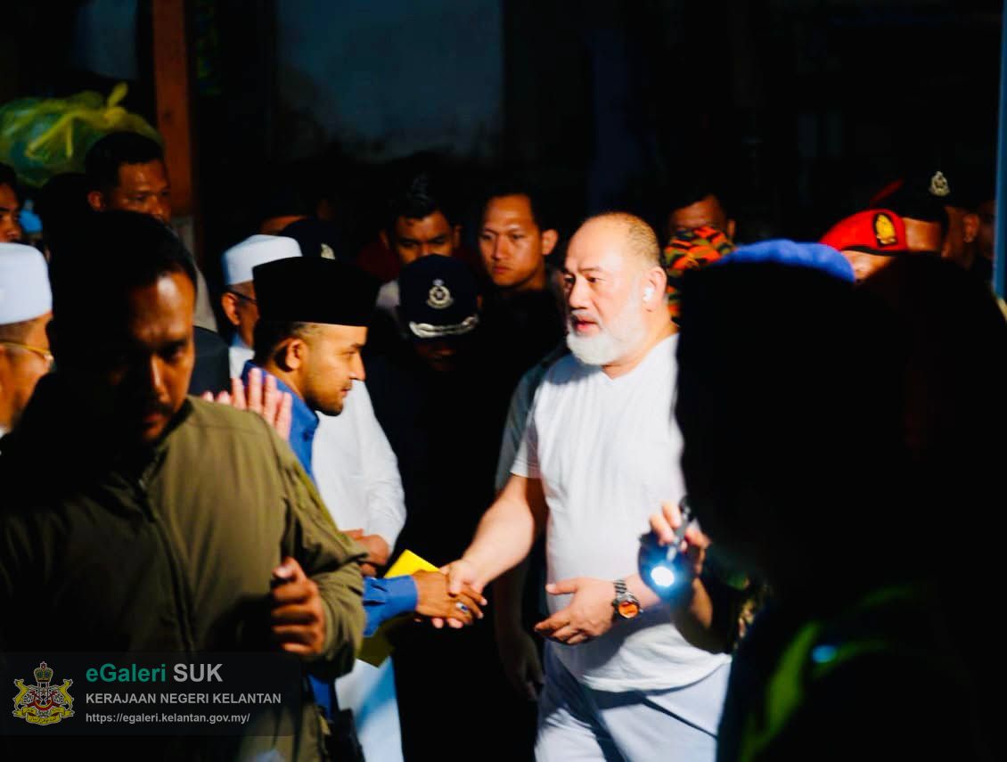 kdymm-sultan-kelantan-berkenan-berangkat-mencemar-duli-ke-tapak-kebakaran-di-kampung-gok-kapur-kota-bharu-5.jpg