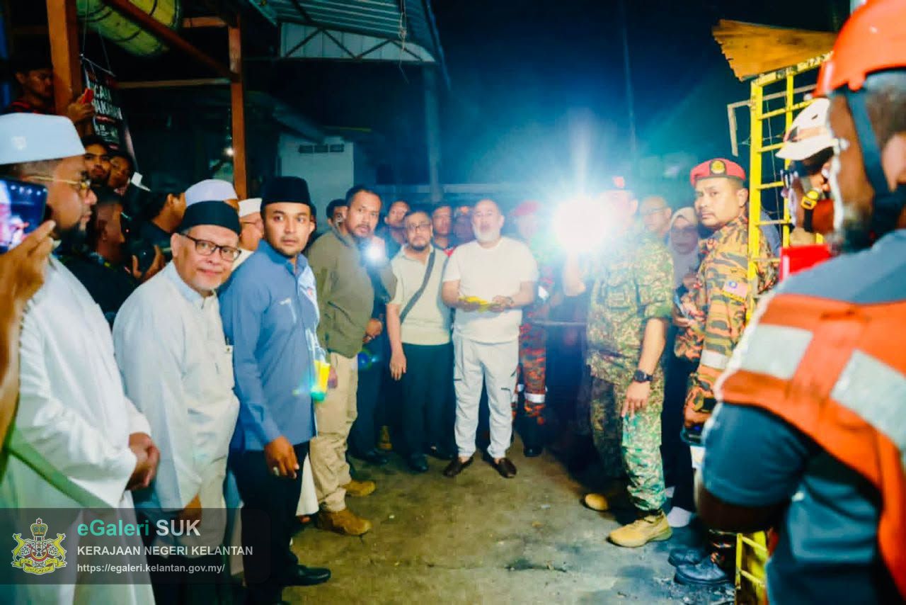 kdymm-sultan-kelantan-berkenan-berangkat-mencemar-duli-ke-tapak-kebakaran-di-kampung-gok-kapur-kota-bharu-6.jpg