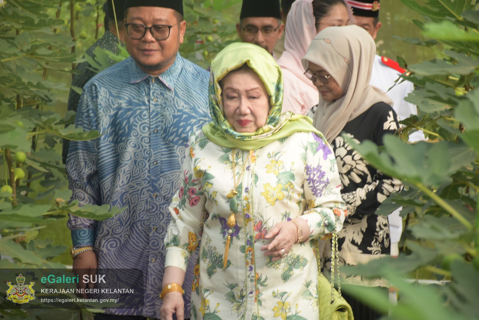 keberangkatan-yang-maha-mulia-raja-perempuan-tengku-anis-binti-almarhum-tengku-abdul-hamid-ke-ay-benefigs-farm-dan-kilang-keropok-cap-menara-jajahan-pasir-puteh-10.JPG