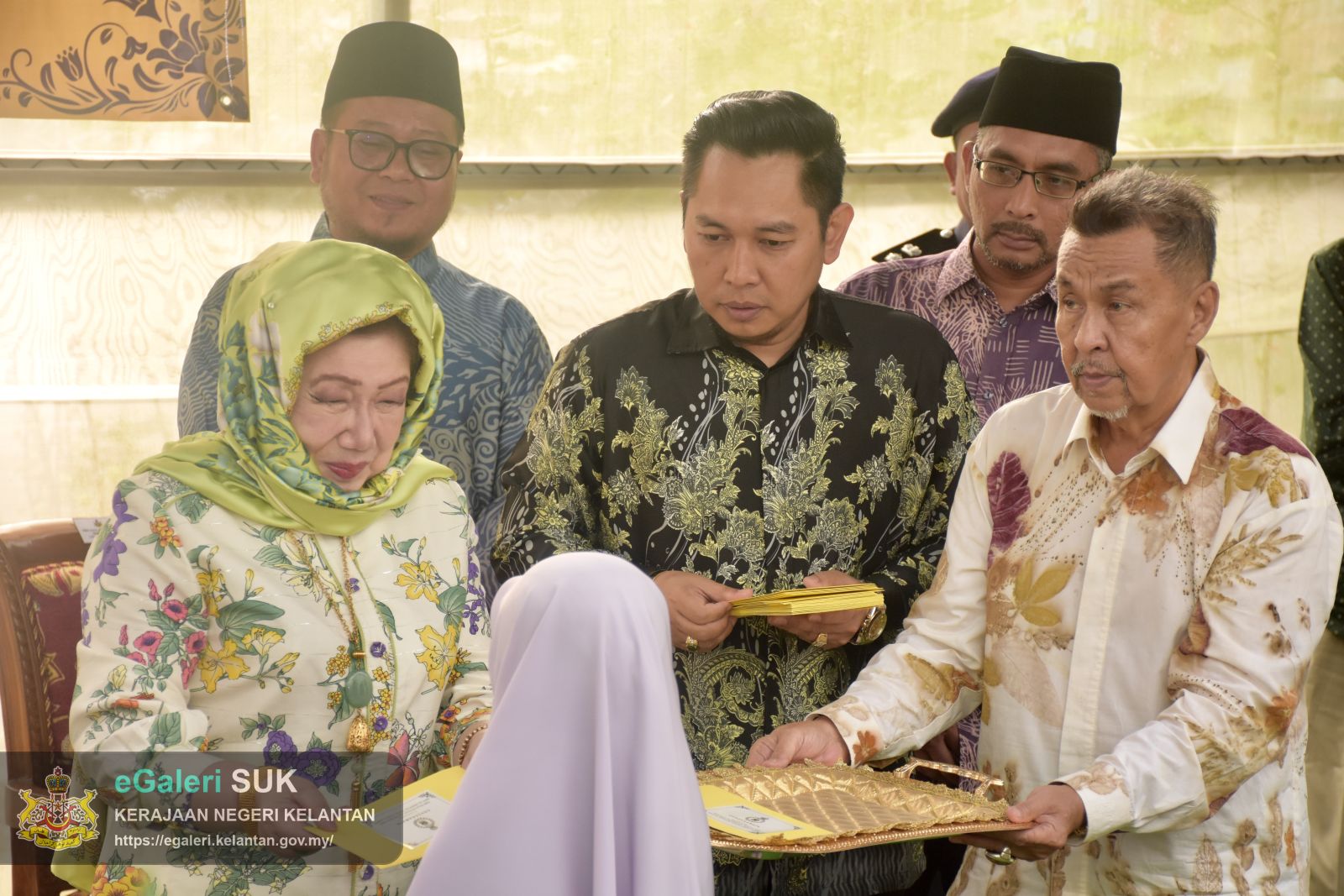 keberangkatan-yang-maha-mulia-raja-perempuan-tengku-anis-binti-almarhum-tengku-abdul-hamid-ke-ay-benefigs-farm-dan-kilang-keropok-cap-menara-jajahan-pasir-puteh-15.JPG