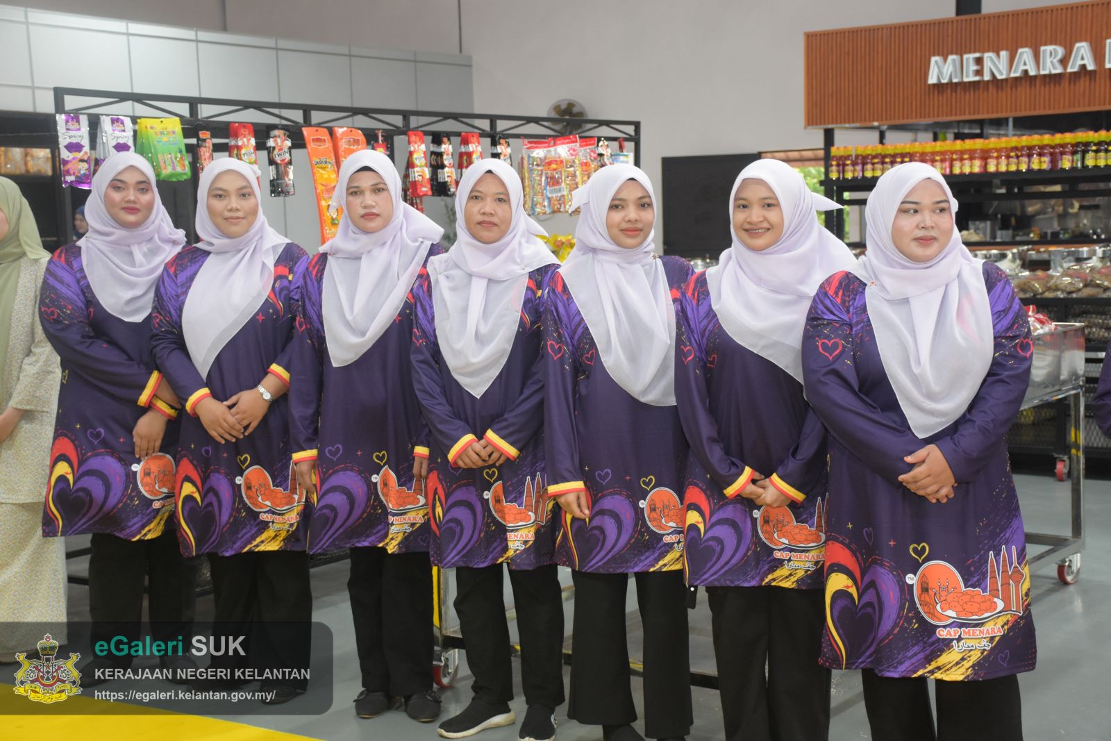 keberangkatan-yang-maha-mulia-raja-perempuan-tengku-anis-binti-almarhum-tengku-abdul-hamid-ke-ay-benefigs-farm-dan-kilang-keropok-cap-menara-jajahan-pasir-puteh-21.JPG