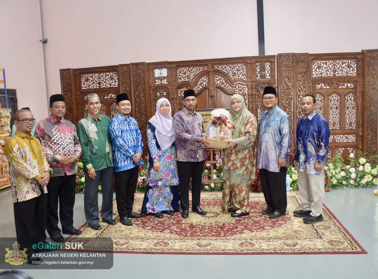 keberangkatan-yang-maha-mulia-raja-perempuan-tengku-anis-binti-almarhum-tengku-abdul-hamid-ke-ay-benefigs-farm-dan-kilang-keropok-cap-menara-jajahan-pasir-puteh-33.JPG