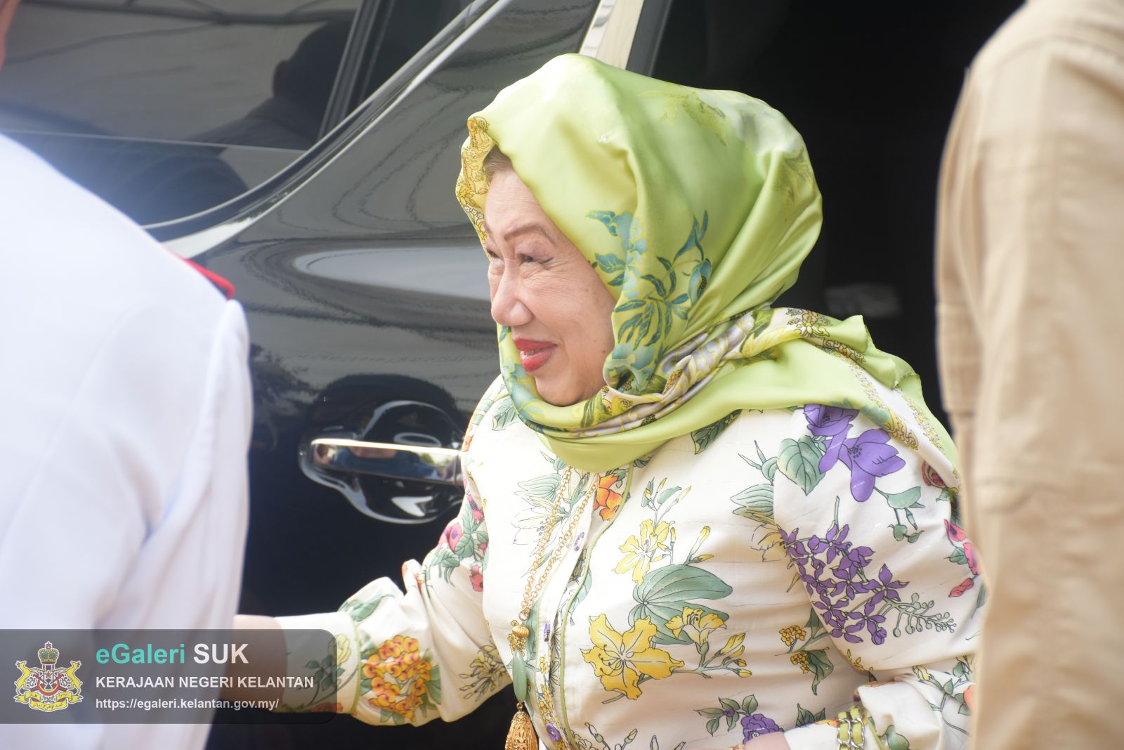 keberangkatan-yang-maha-mulia-raja-perempuan-tengku-anis-binti-almarhum-tengku-abdul-hamid-ke-ay-benefigs-farm-dan-kilang-keropok-cap-menara-jajahan-pasir-puteh-5.JPG