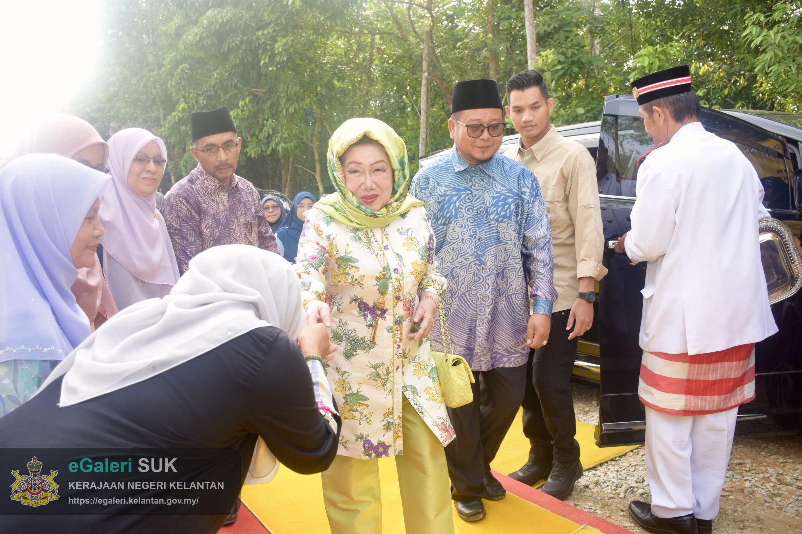keberangkatan-yang-maha-mulia-raja-perempuan-tengku-anis-binti-almarhum-tengku-abdul-hamid-ke-ay-benefigs-farm-dan-kilang-keropok-cap-menara-jajahan-pasir-puteh-6.JPG