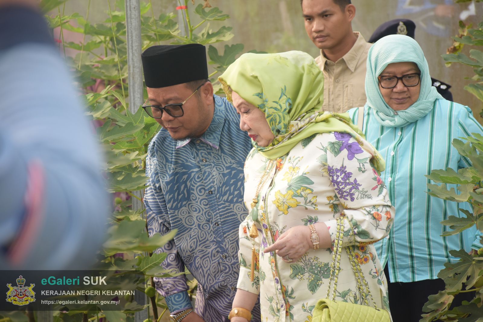 keberangkatan-yang-maha-mulia-raja-perempuan-tengku-anis-binti-almarhum-tengku-abdul-hamid-ke-ay-benefigs-farm-dan-kilang-keropok-cap-menara-jajahan-pasir-puteh-7.JPG