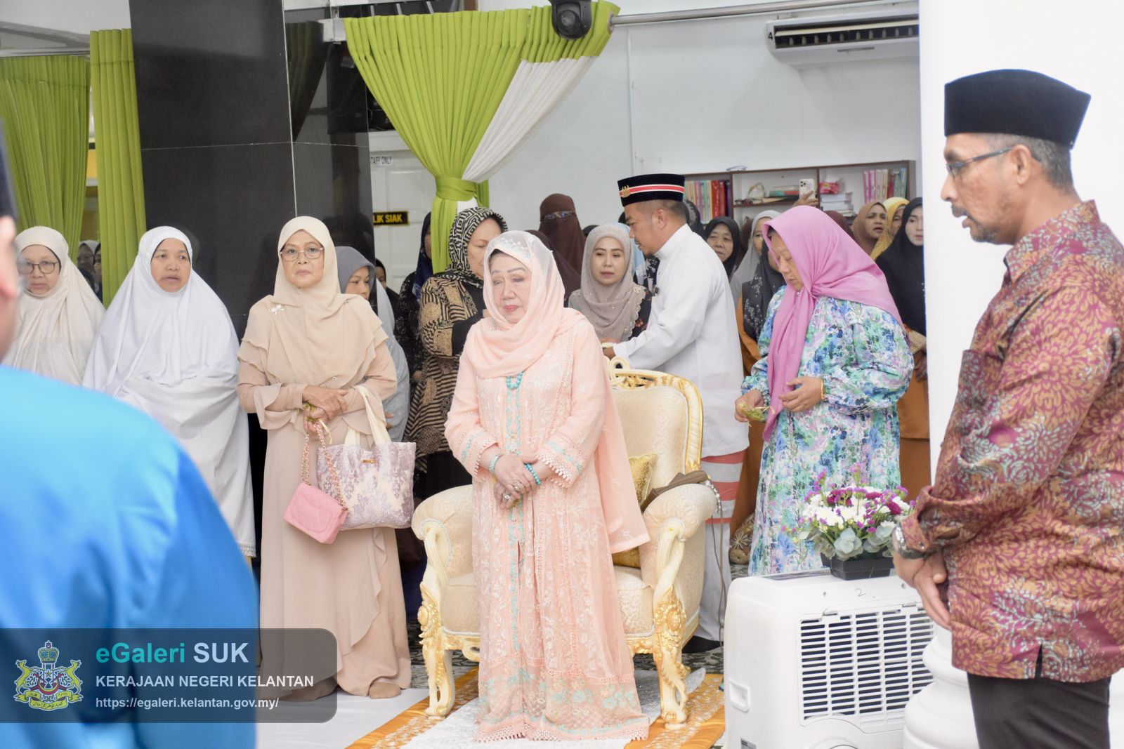 keberangkatan-ymm-raja-perempuan-tengku-anis-binti-almarhum-tengku-abdul-hamid-ke-masjid-mukim-telaga-papan-semerak-pasir-puteh-19.JPG