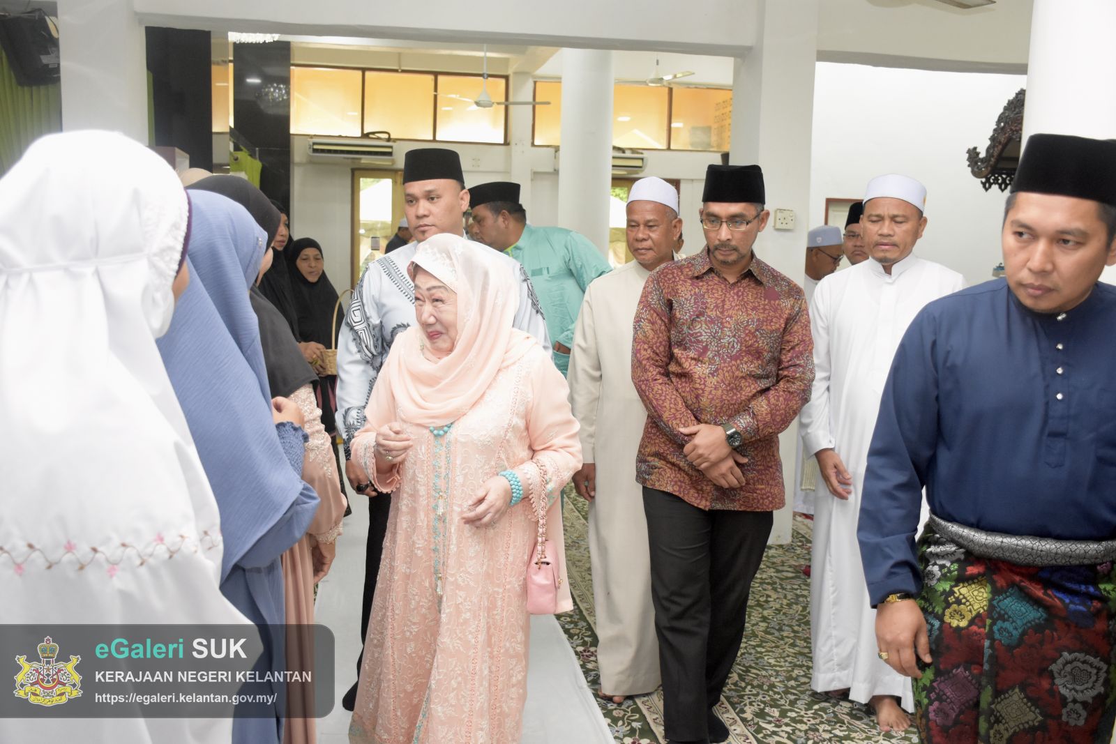 keberangkatan-ymm-raja-perempuan-tengku-anis-binti-almarhum-tengku-abdul-hamid-ke-masjid-mukim-telaga-papan-semerak-pasir-puteh-30.JPG