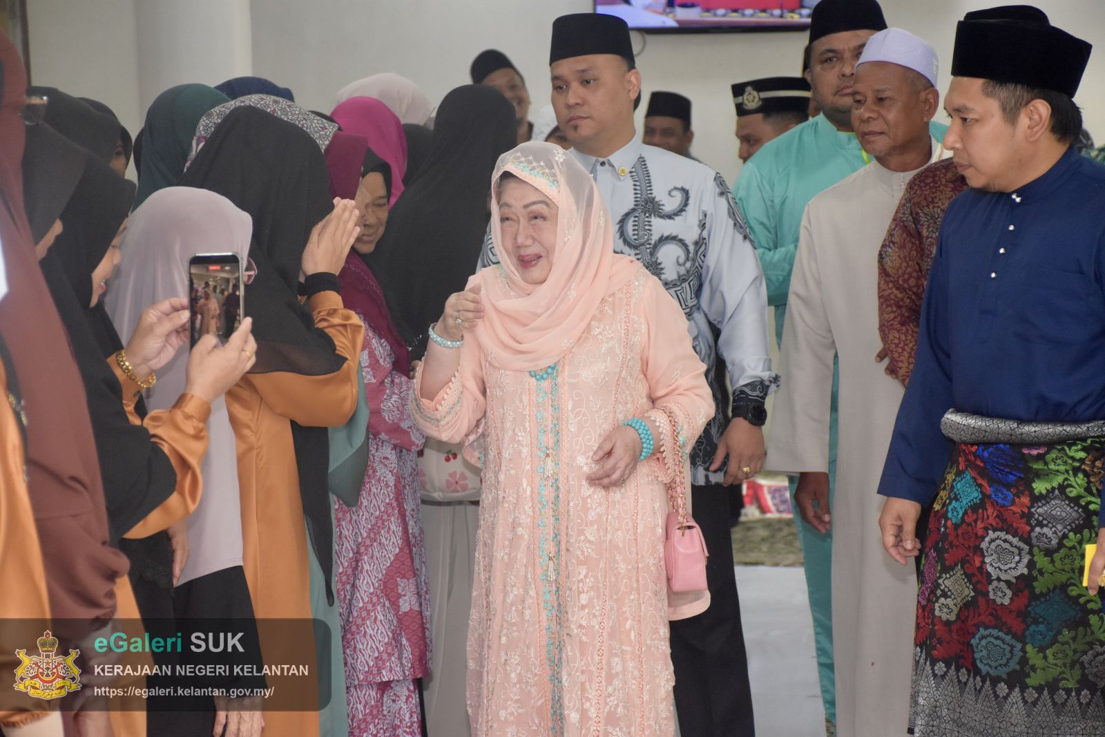 keberangkatan-ymm-raja-perempuan-tengku-anis-binti-almarhum-tengku-abdul-hamid-ke-masjid-mukim-telaga-papan-semerak-pasir-puteh-33.JPG