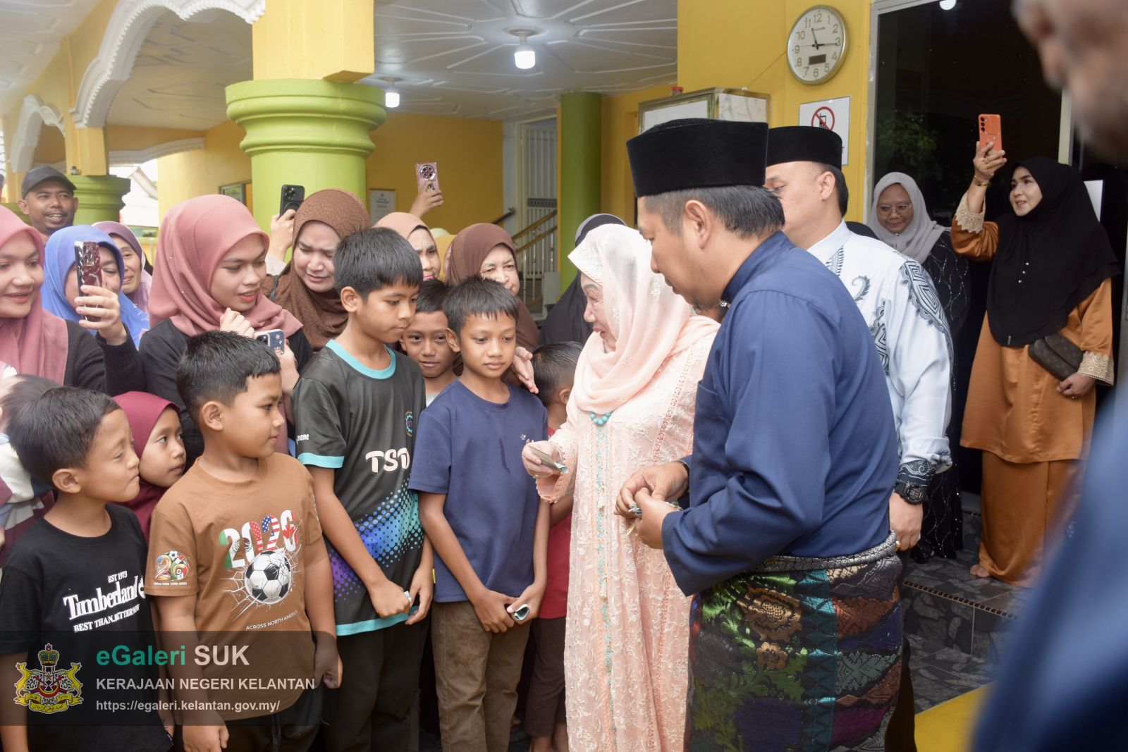 keberangkatan-ymm-raja-perempuan-tengku-anis-binti-almarhum-tengku-abdul-hamid-ke-masjid-mukim-telaga-papan-semerak-pasir-puteh-36.JPG