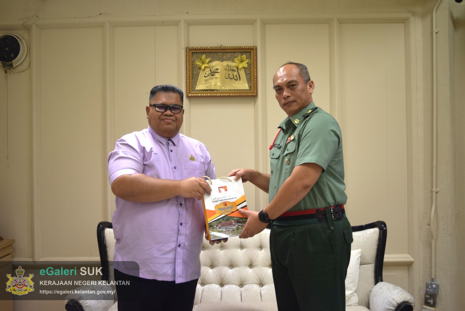 kunjungan-hormat-pegawai-memerintah-batalion-ke2-rejimen-sempadan-kem-batu-melintang-jeli-ke-pejabat-tanah-dan-jajahan-jeli-2.JPG