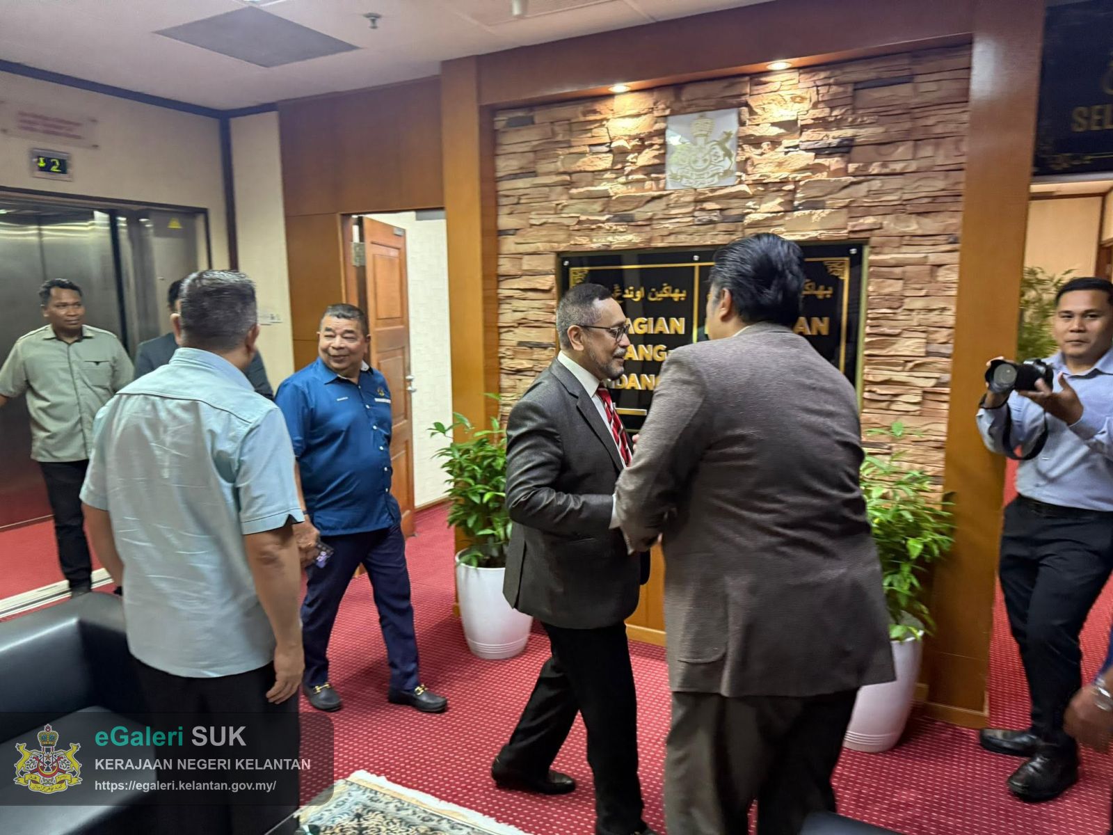 kunjungan-hormat-ybm-tengku-kaya-perkasa-setiausaha-kerajaan-kelantan-ke-bahagian-audit-dalam-4.jpg