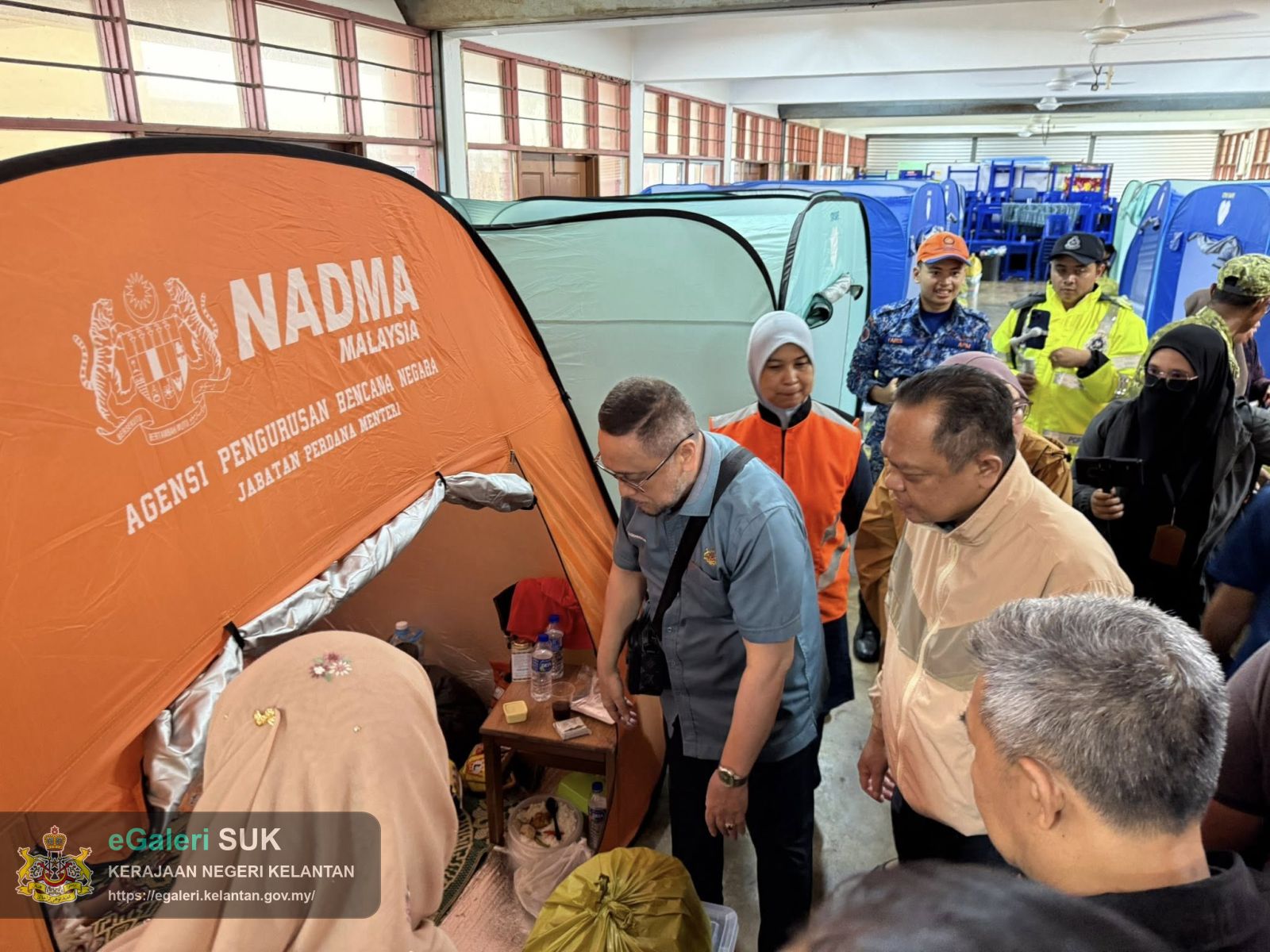 lawatan-ybm-tengku-kaya-perkasa,-dato'-suk-kelantan-ke-pusat-pemindahan-sabak-3.jpg