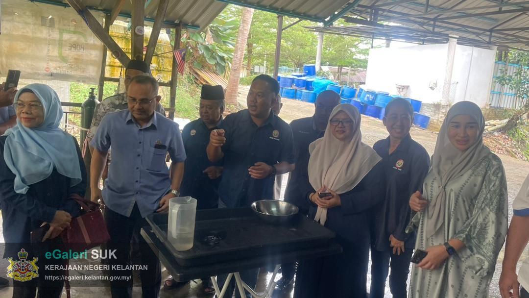 lawatan-ketua-jajahan-ke-pembenihan-ikan-di-kg-enggong-kuala-krai-5.jpeg