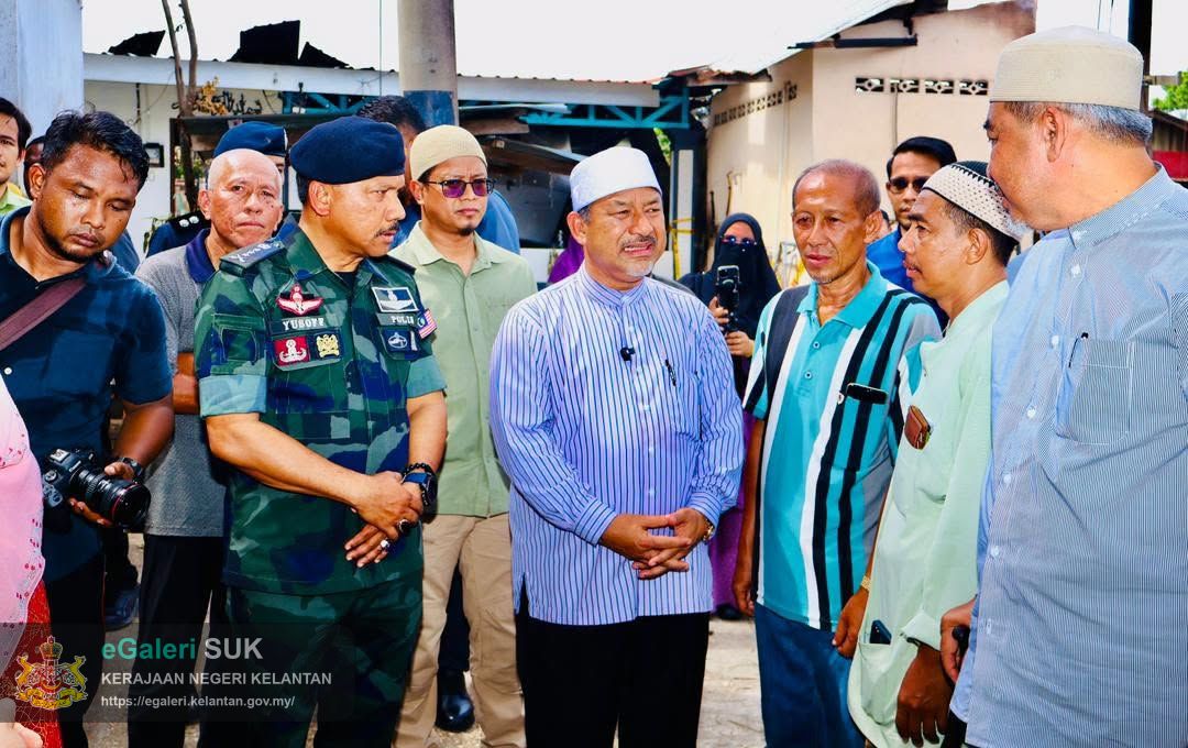 lawatan-menteri-besar-kelantan-yab-dato-panglima-perang-ke-lokasi-kebakaran-di-kampung-gok-kapor-kota-bharu-11.jpg