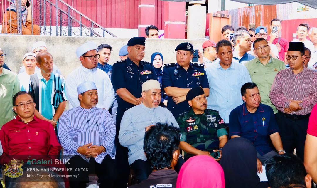lawatan-menteri-besar-kelantan-yab-dato-panglima-perang-ke-lokasi-kebakaran-di-kampung-gok-kapor-kota-bharu-2.jpg